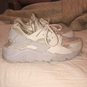 NIKE HUARACHES SZ 8M 9.5W